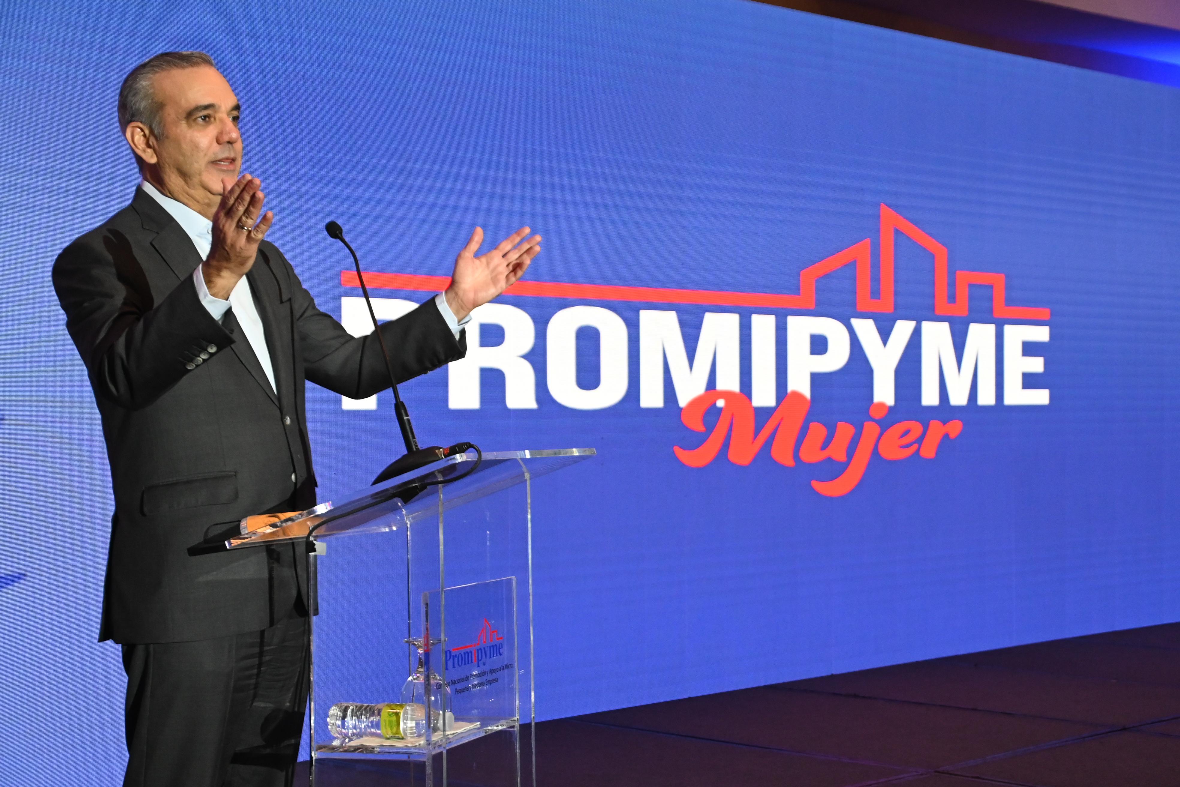 Presidente Abinader anuncia programa "Tú Firma Es Tu Garantía", dedicado a mujeres microempresarias con una primera partida de RD$1,000 millones